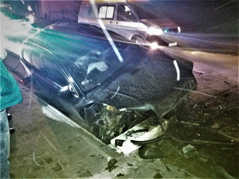 Un tânăr băut a lovit un cap de pod și s-a răsturnat cu mașina. 3 persoane au fost rănite