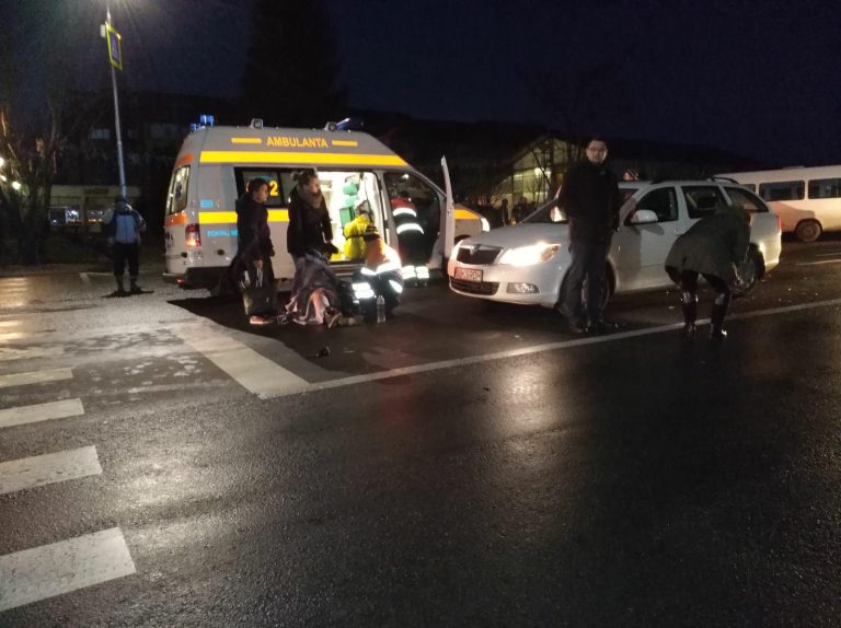 GALERIE FOTO – Accident grav: 3 minori loviți de un microbuz