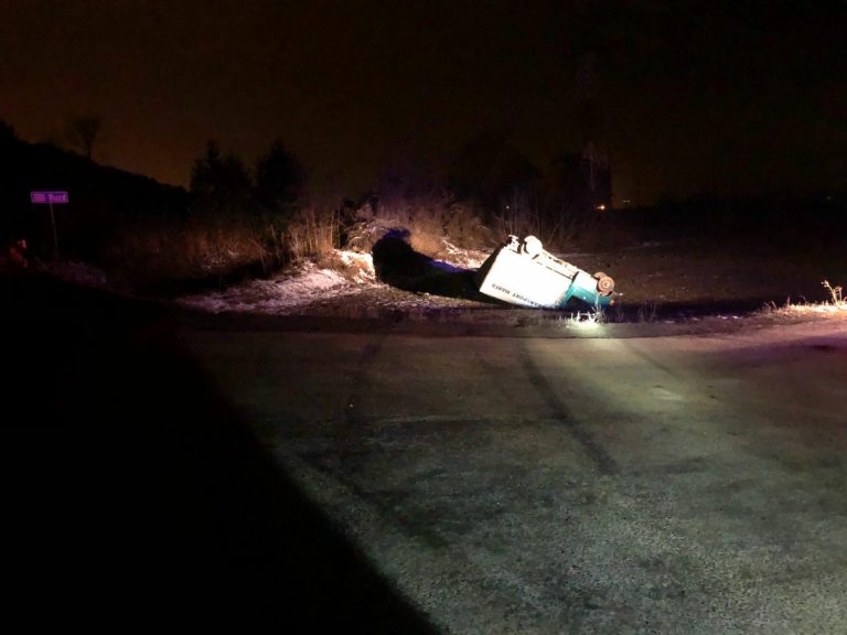 FOTO – Autoutilitară răsturnată pe DN 14. Două persoane au fost rănite