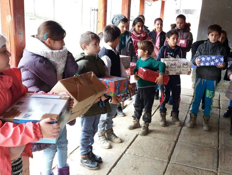 Aproape 500 de cadouri strânse la campania „O bucurie de Crăciun”