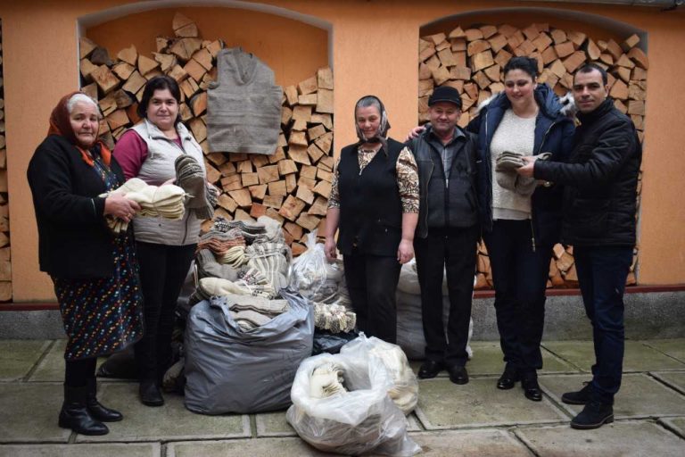 680 de perechi de ciorapi din lână pentru vârstnicii sărmani din România