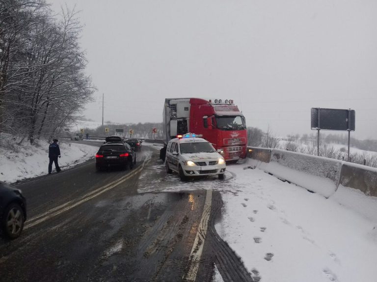 FOTO – Două TIR-uri s-au ciocnit la Tălmaciu