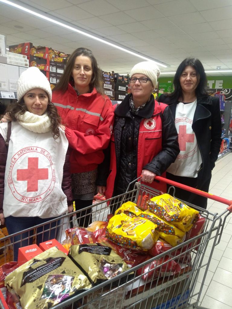 GALERIE FOTO – Crucea Roșie Mediaș, la campania Hrănește un Zâmbet