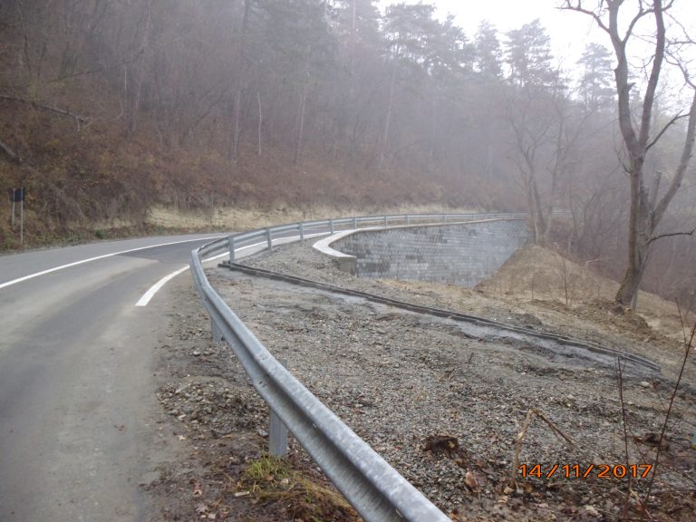 Încep lucrările de refacere la două drumuri județene afectate de inundații