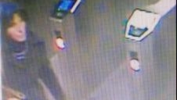 Femeia care a împins tânăra pe linia de metrou, arestată preventiv