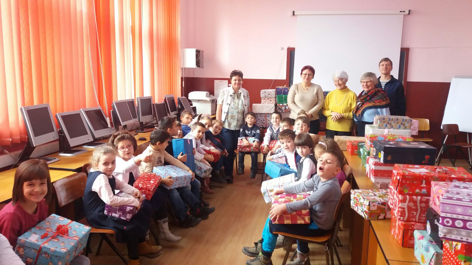 Cadouri pentru elevii de la Școala nr. 8 din Sibiu