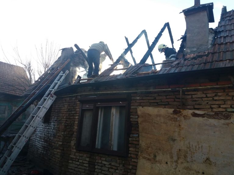 Acoperișul unei case, distrus de incendiu
