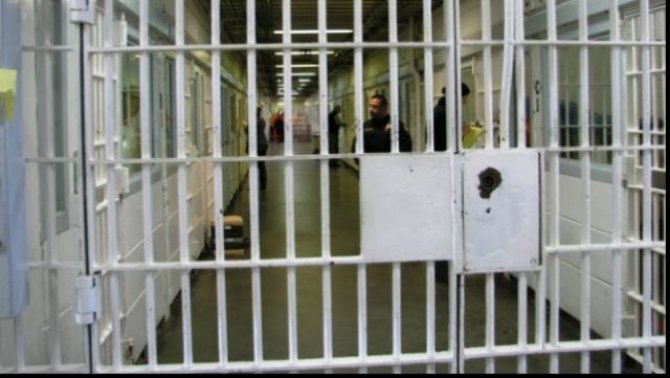 Tânărul fugar care a furat o mașină și a provocat două accidente în Sibiu voia să ajungă vampir. Nu a ajuns decât în arestul poliției