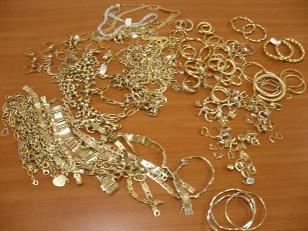 O sibiancă a rămas fără bijuteriile din casă. Hoții au fost prinși