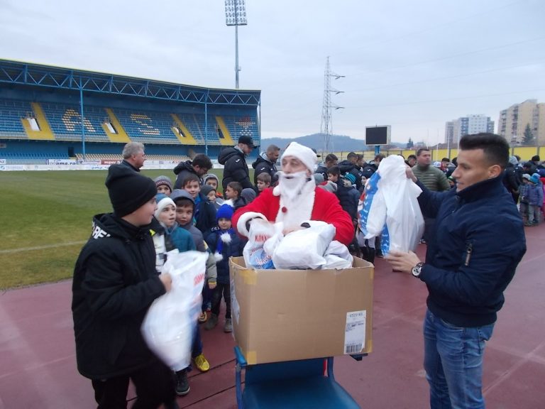 GALERIE FOTO – Moș Crăciun a ajuns la stadionul Gaz Metan