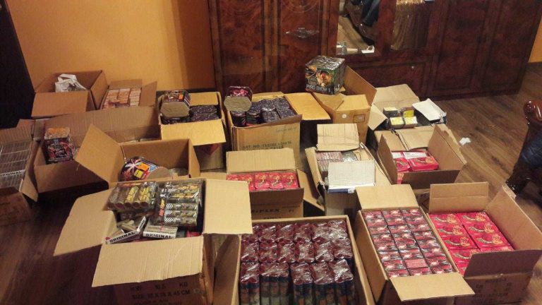 Dosare penale pentru doi bărbaţi din Poplaca şi Răşinari prinşi cu produse pirotehnice