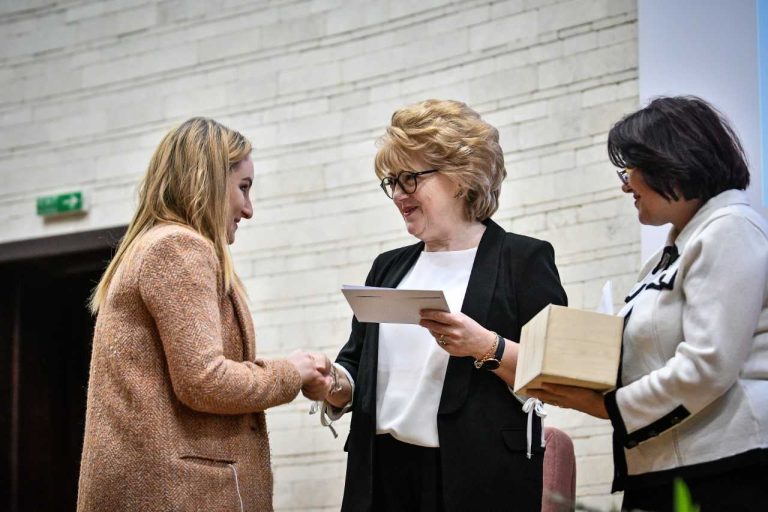 GALERIE FOTO – Primăria Sibiu a premiat și anul acesta elevii cu rezultate bune la olimpiade