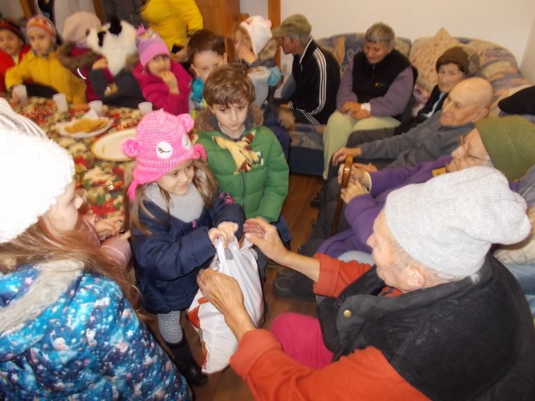 GALERIE FOTO – Preșcolarii de la Grădiniţa „Dumbrava Minunată” i-au colindat pe vârstnici