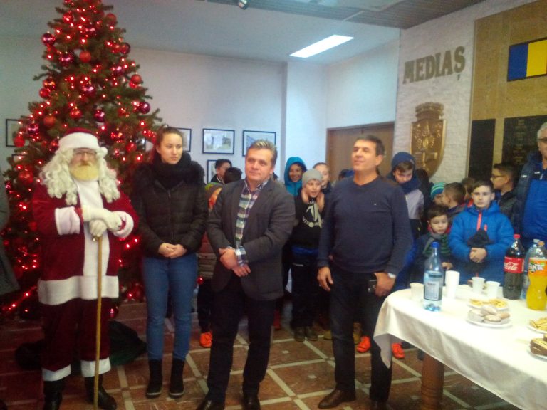 GALERIE FOTO – Sute de colindători la Primăria Mediaș