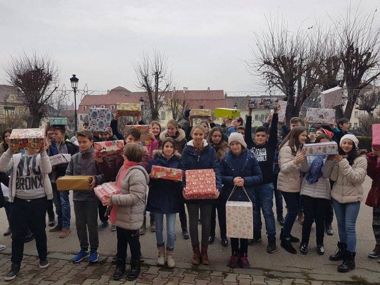 GALERIE FOTO – Peste 300 de cadouri donate la Campania Shoebox