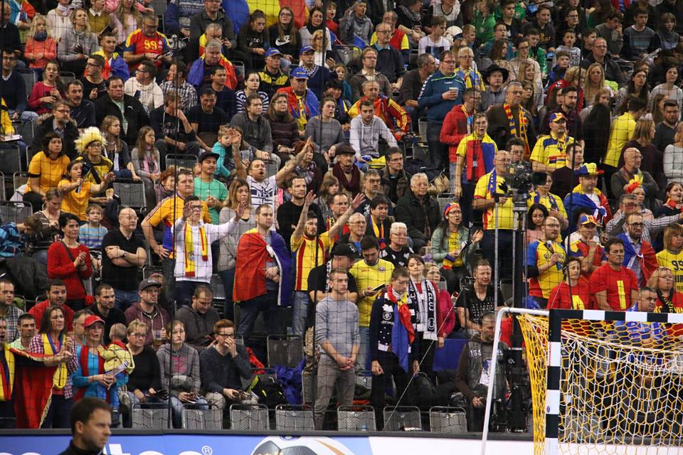 Cea mai frumoasă galerie de la Mondial! Românii dansează și se bucură de meciurile handbalistelor noastre
