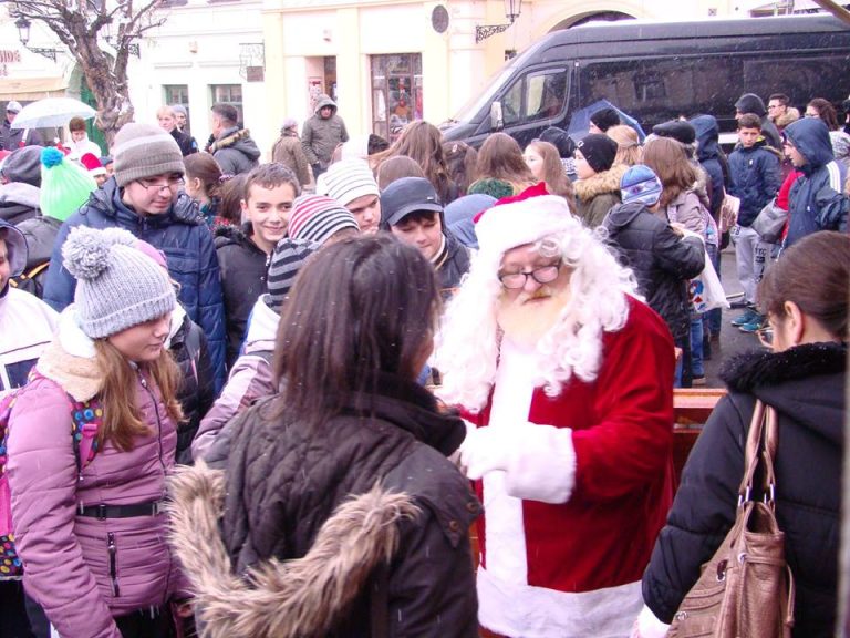 GALERIE FOTO – S-a deschis Târgul de Crăciun din Mediaș