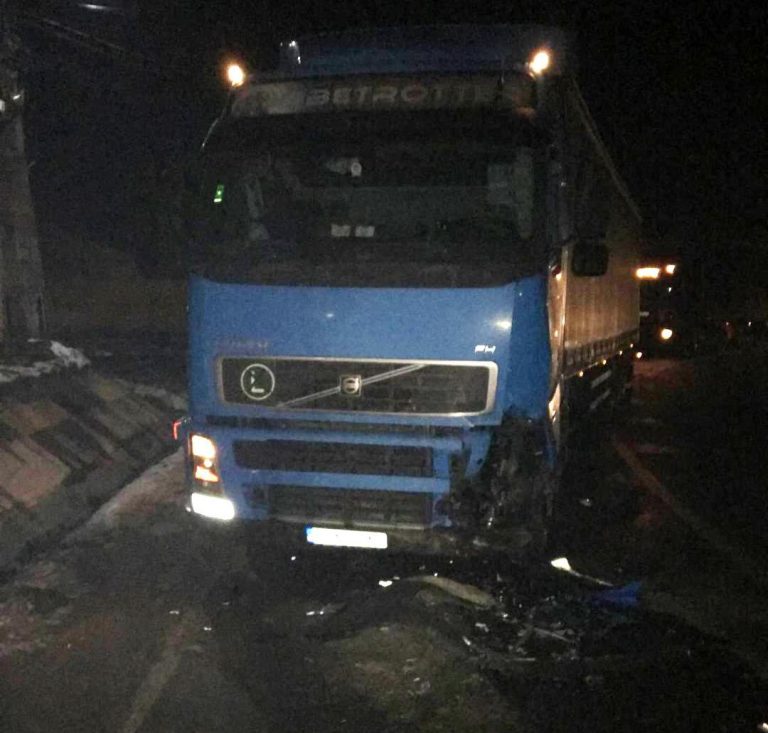 FOTO – Un TIR și o autoutilitară s-au ciocnit pe DN 14