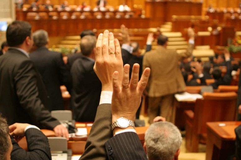 Vot final la proiectul de modificare a Legii privind statutul judecătorilor și procurorilor; 179 voturi pentru, 90 împotrivă