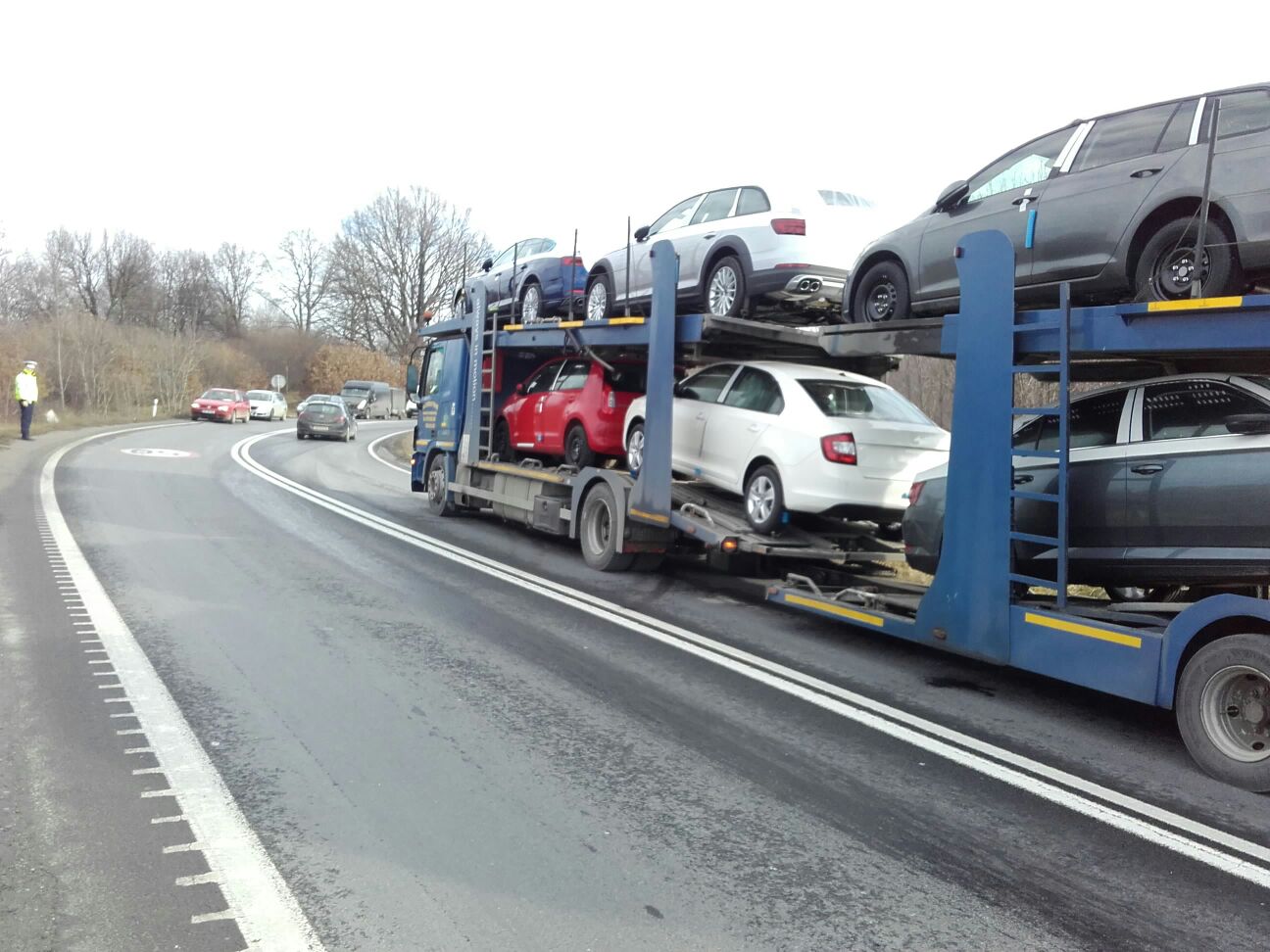 FOTO: Trafic blocat pe Hula Bradului din cauza unui TIR defect