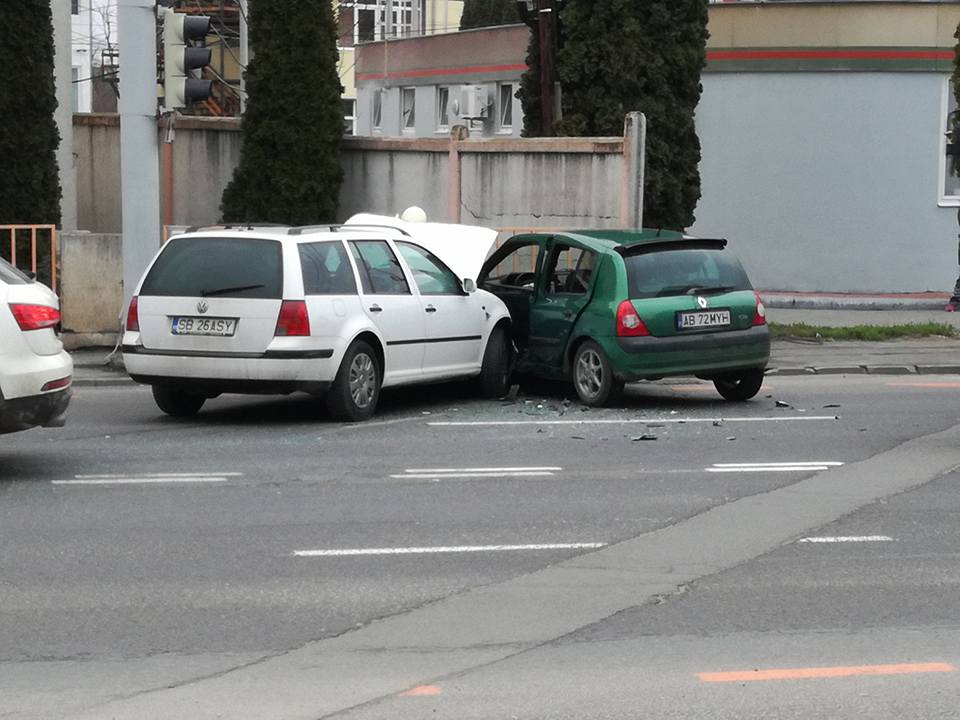 FOTO: Accident pe Șoseaua Alba Iulia, două mașini au fost implicate