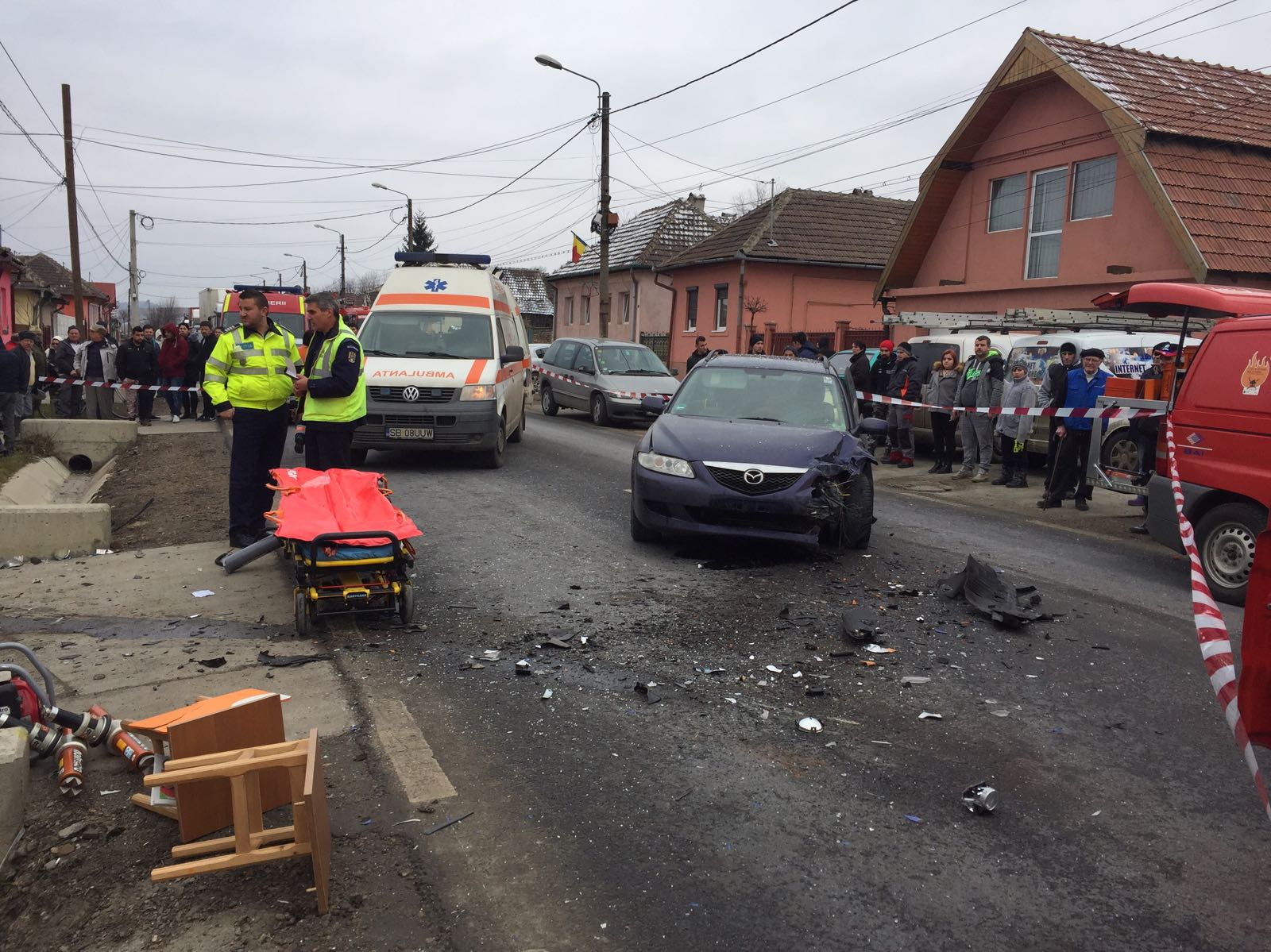 FOTO: Accident grav la Copșa Mică, o persoană încarcerată. S-a chemat un elicopter SMURD
