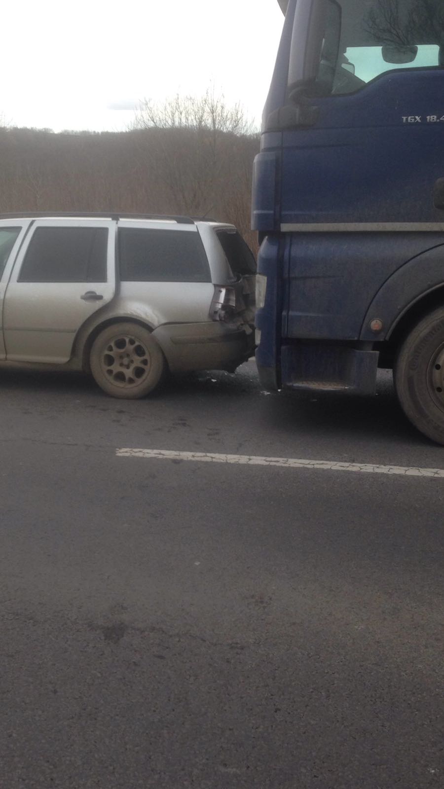 FOTO: Accident în lanț pe DN1, în apropiere de Veștem, cu o cisternă și trei mașini