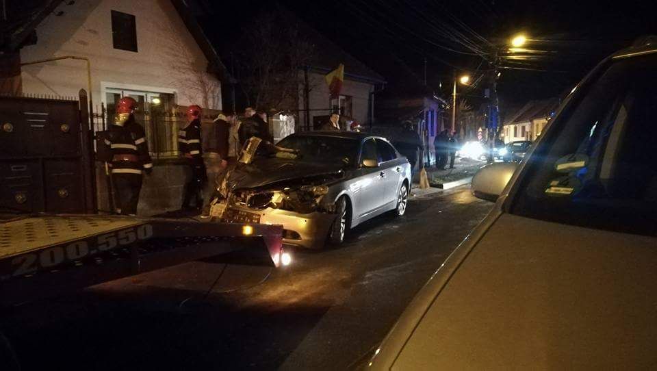 FOTO: Un vitezoman a rupt cu mașina o conductă de gaz