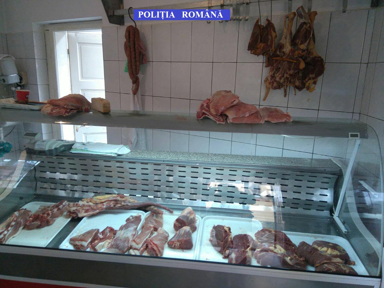FOTO: Carne expirată, haine, încălțăminte și cosmetice contrafăcute descoperite de polițiști