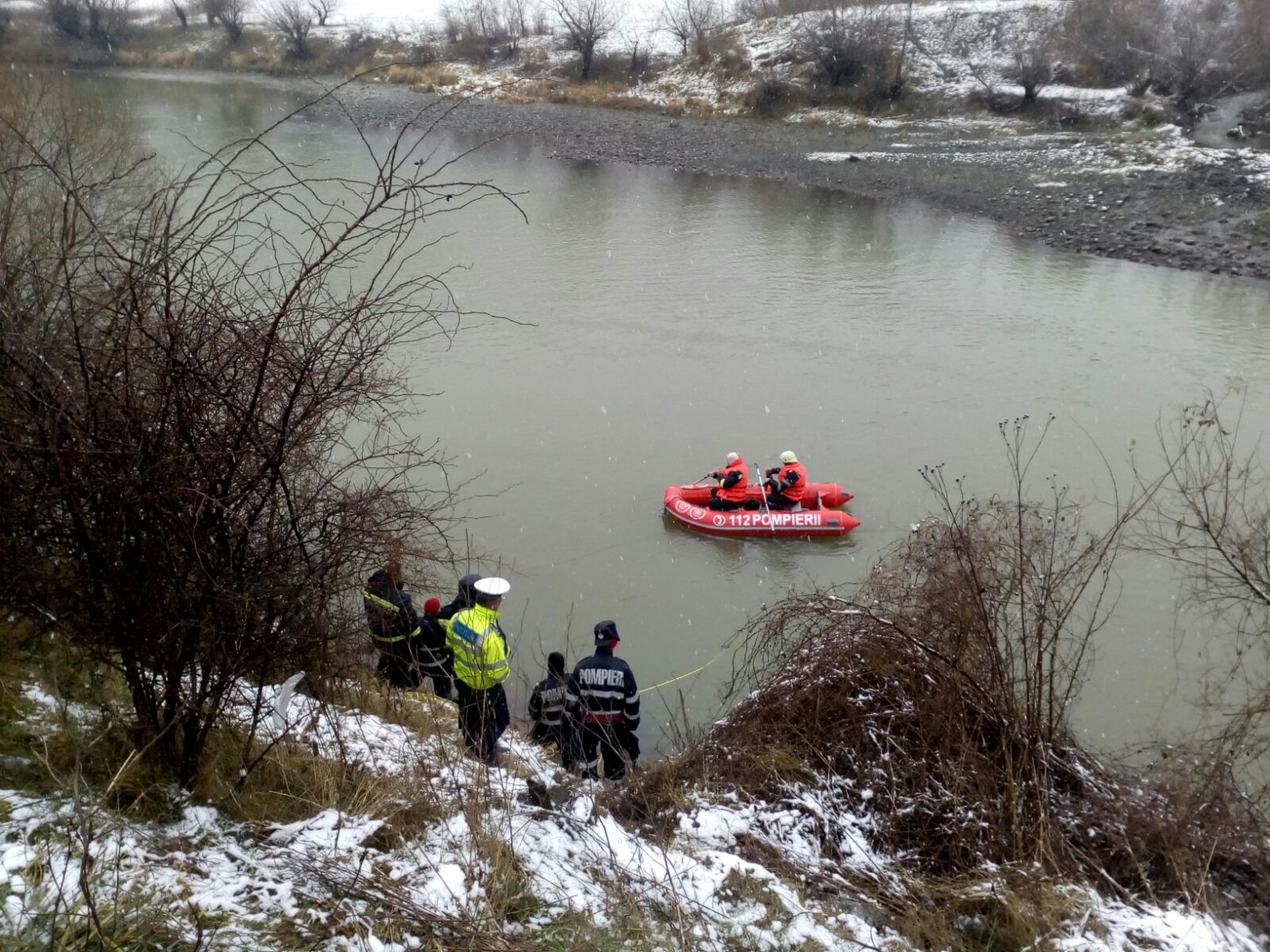 FOTO-VIDEO: Pompierii au reluat căutările în râul Olt pentru a găsi mașina care ar fi căzut în apă