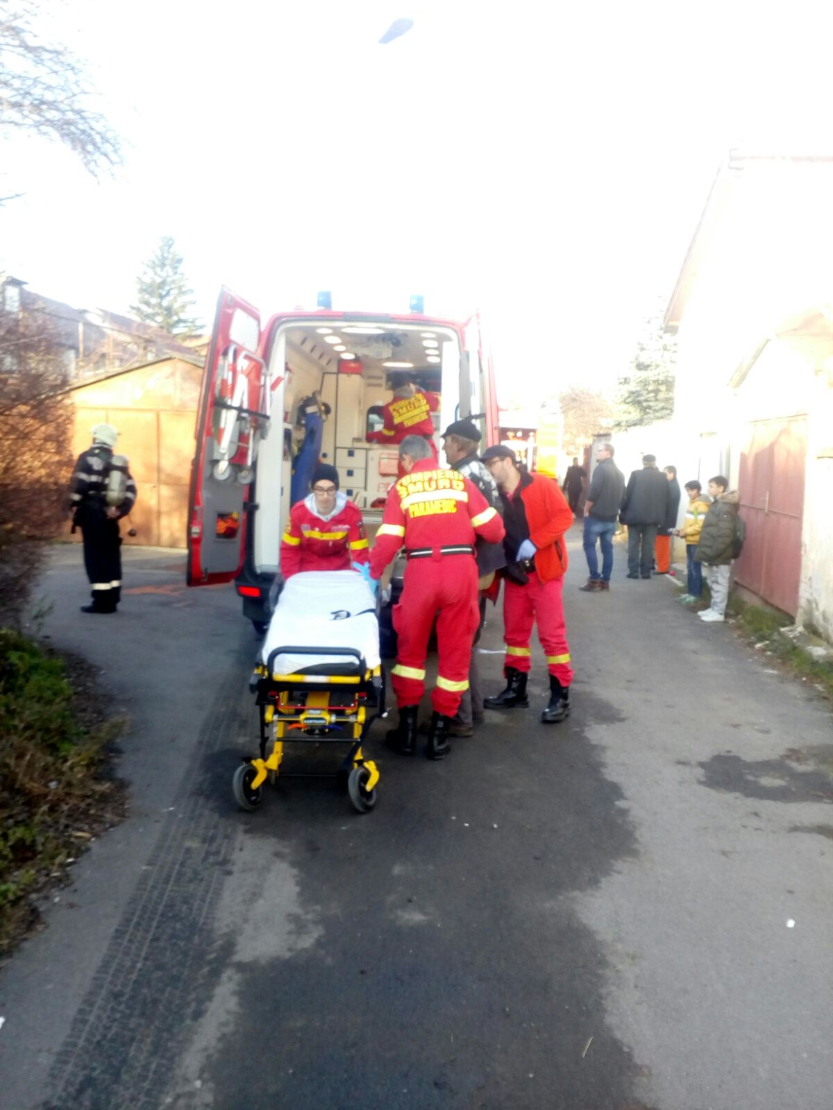 FOTO: Incendiu la o casă din Sibiu, proprietarul are arsuri