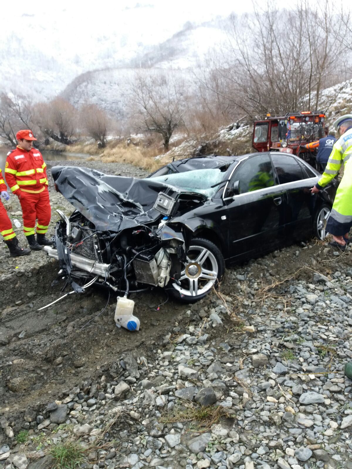 UPDATE-VIDEO: Mașina căutată în Olt a fost găsită pe fundul apei iar în interior un bărbat era decedat