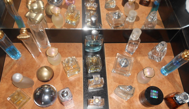 Au rămas fără parfumuri și au dosare penale