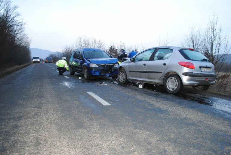FOTO – 4 persoane rănite într-un accident la ieșirea din Cisnădie