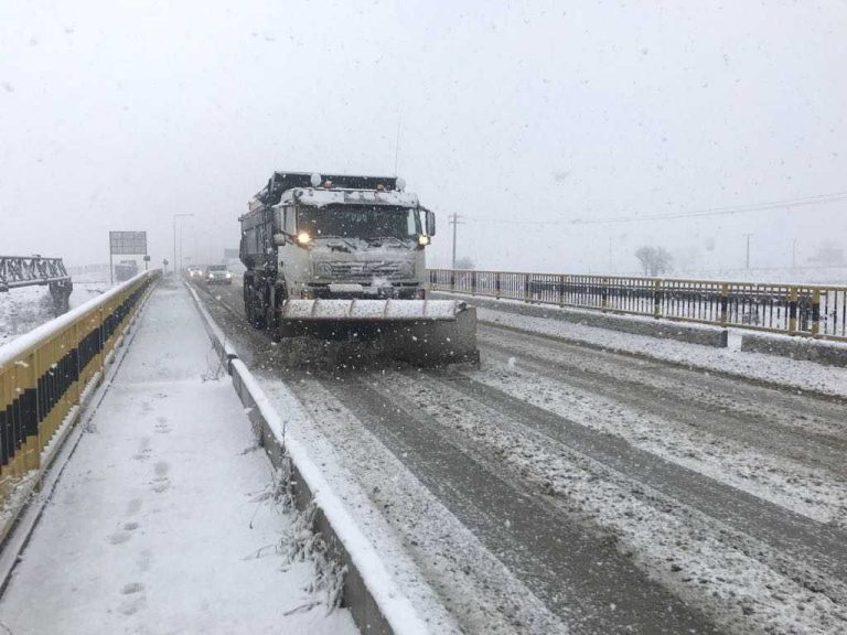 Zeci de utilaje de deszăpezire pe drumurile naționale din județ