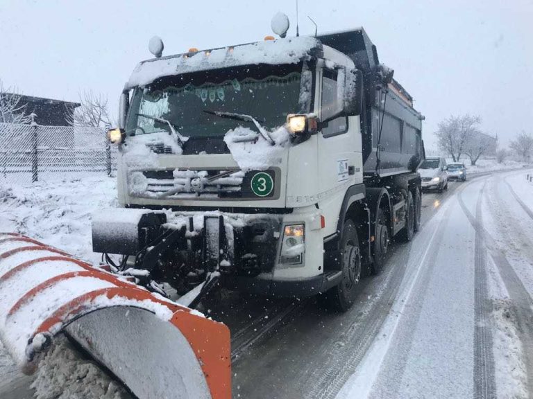 Aproape 60 de tone de materiale antiderapante pe șoselele din județul Sibiu