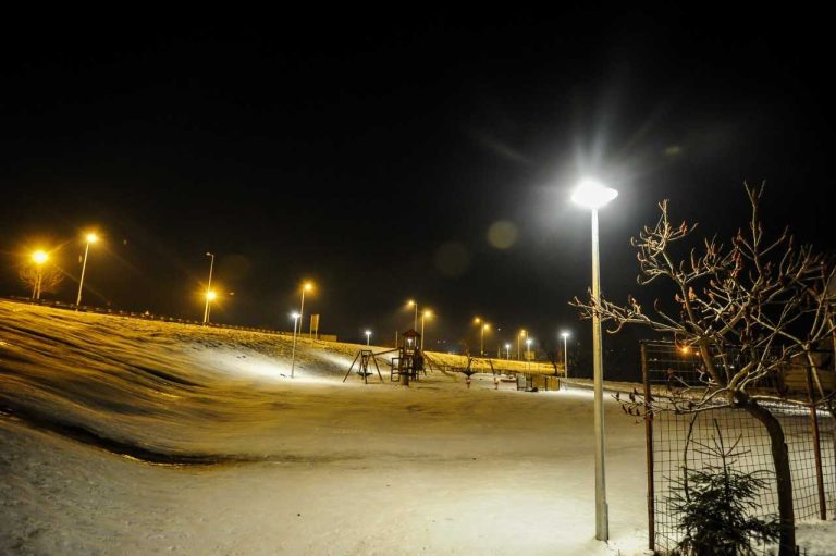 GALERIE FOTO – Iluminat public nou în zone din Ștrand și Broscărie