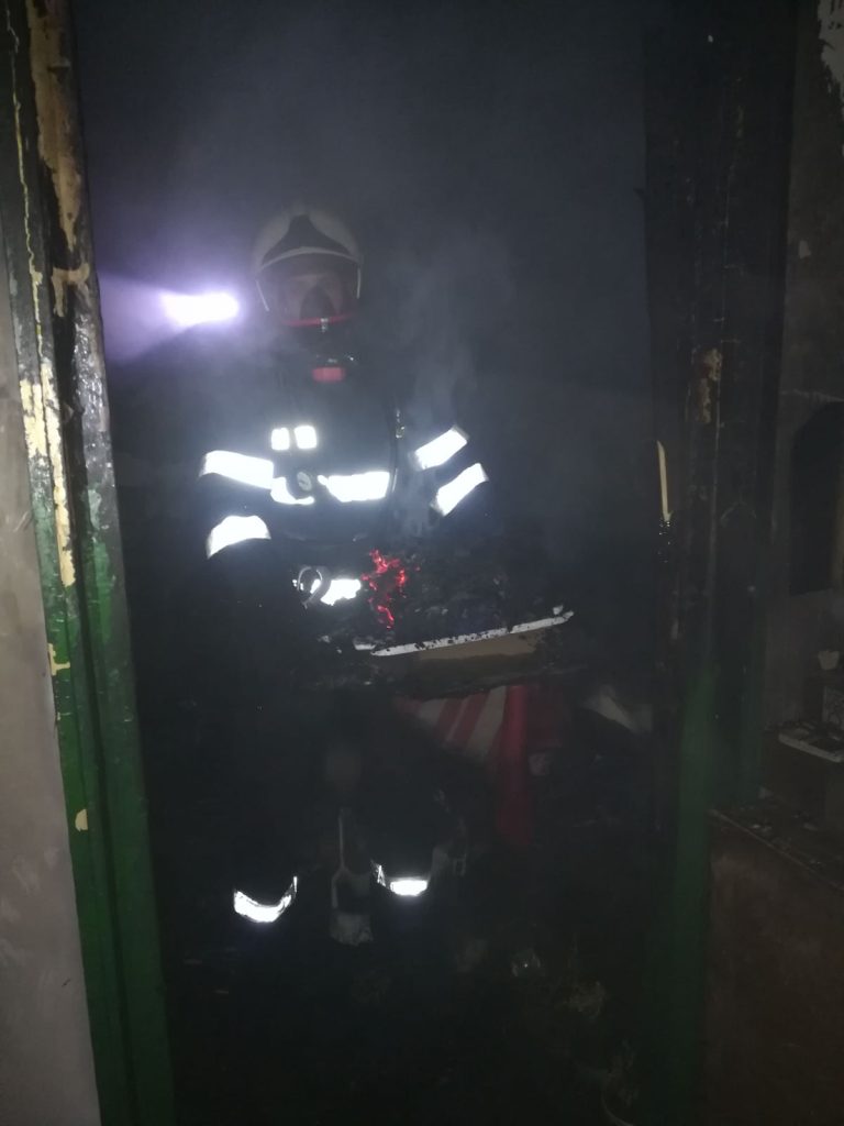 Incendiu într-un apartament. 17 persoane de pe 3 etaje au fost evacuate