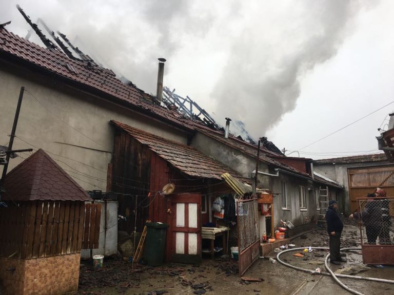 GALERIE FOTO – Acoperișul unei case a luat foc