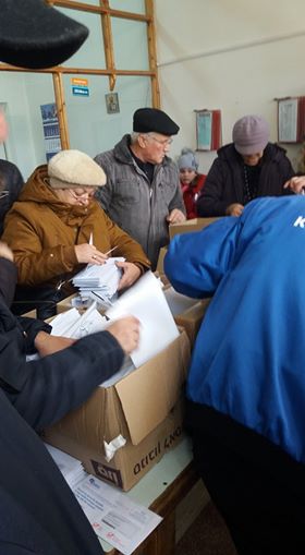 FOTO – Pentru că nu mai au poștaș, oamenii se „servesc” cu plicuri direct din sediul Poștei