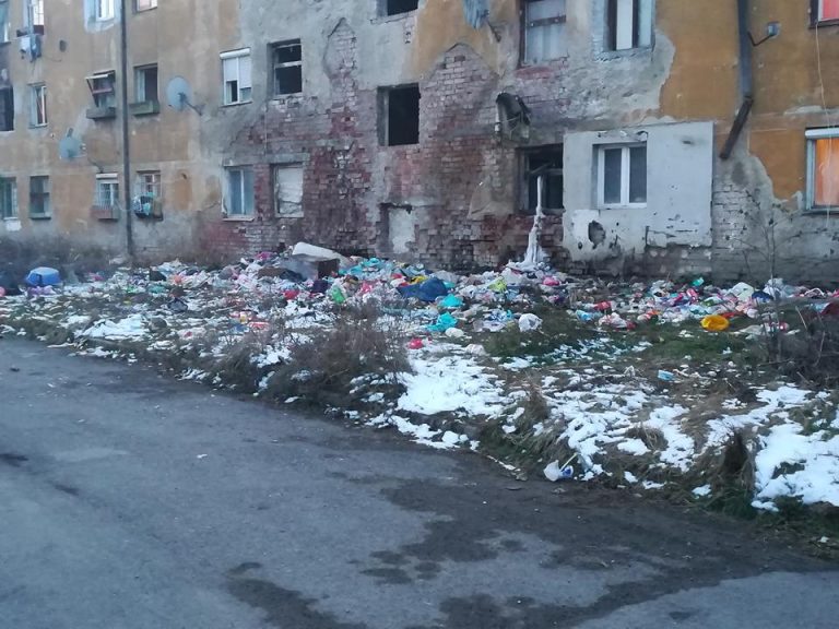 VIDEO: A început evacuarea „ghetourilor” de pe strada Tineretului din Mediaș