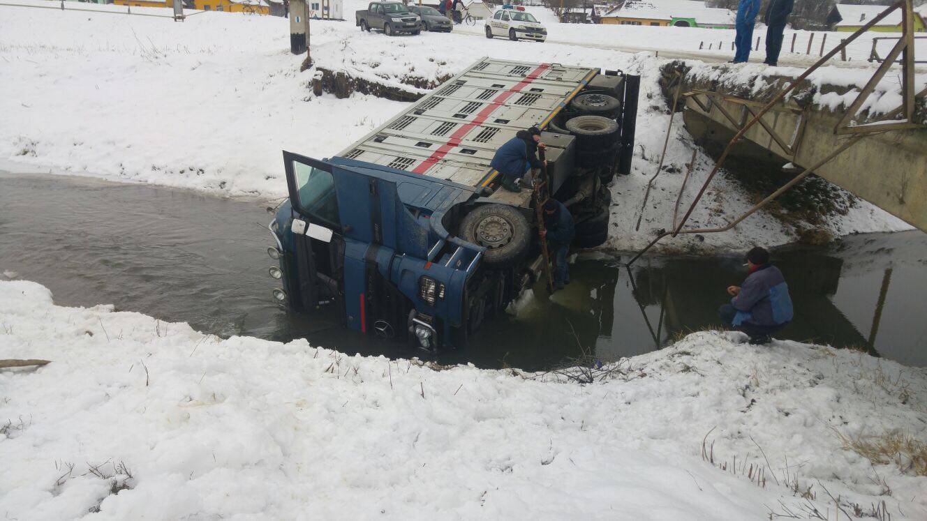 FOTO-VIDEO: Un camion a căzut în râul Hârtibaci în apropiere de Alțâna, șoferul este rănit