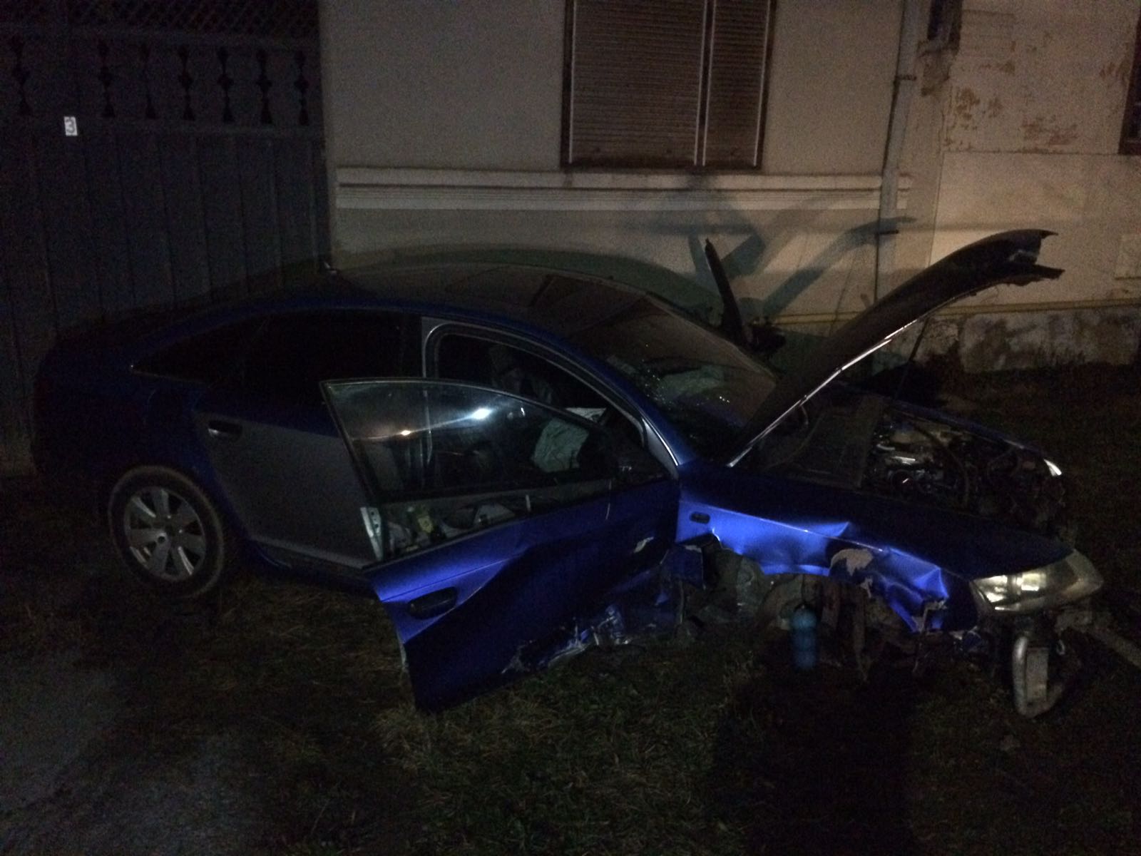 FOTO: Un tânăr de 21 de ani s-a izbit cu mașina într-un cap de pod, la Arpașu de Jos