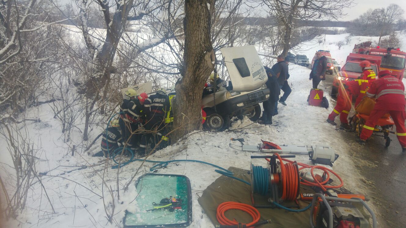 FOTO: Șofer baut si fara permis s-a izbit cu masina intr-un copac, pasagerul a rămas încarcerat
