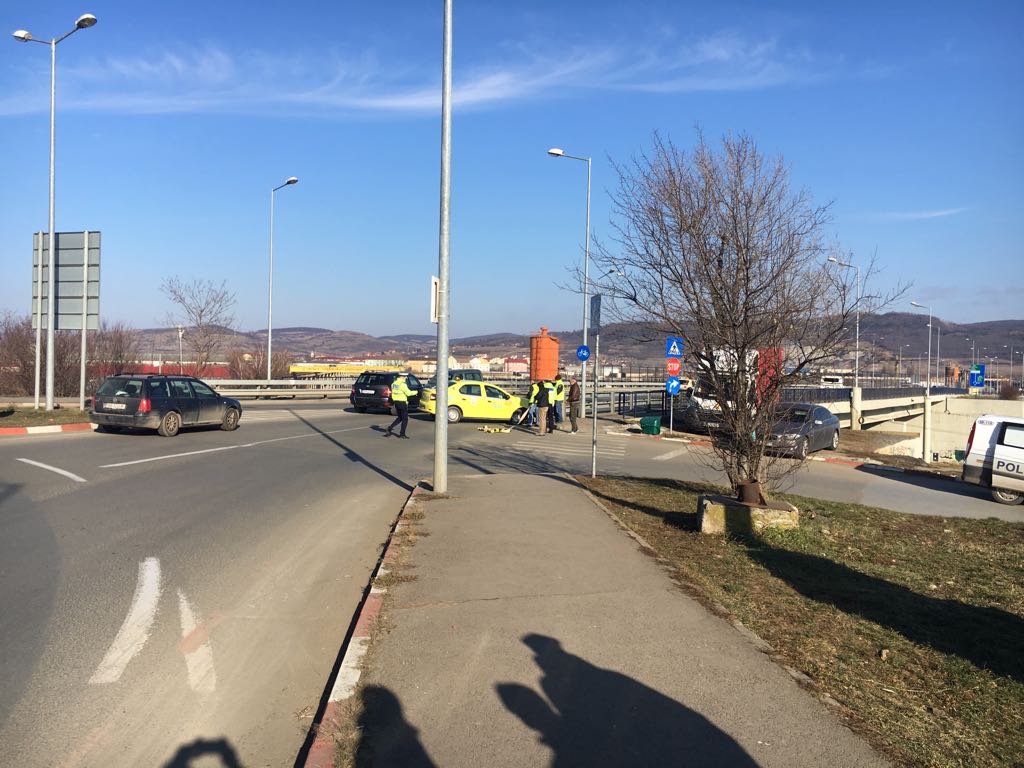 Accident cu un taxi, pasagera a fost rănită