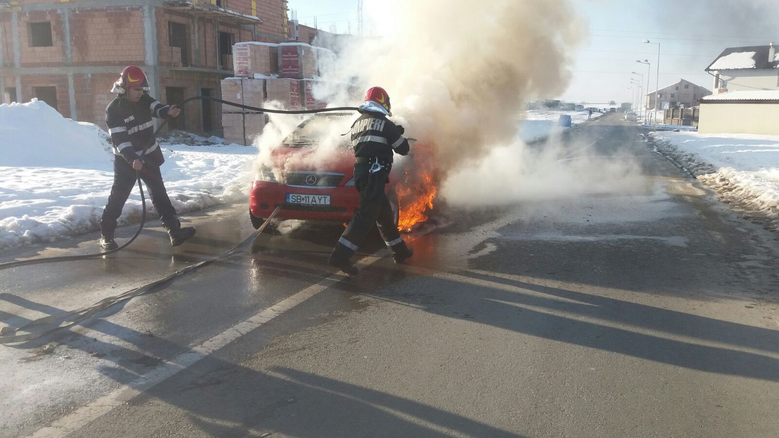 FOTO: Mașină în flăcări pe strada Țiglari, pompierii au intervenit de urgență