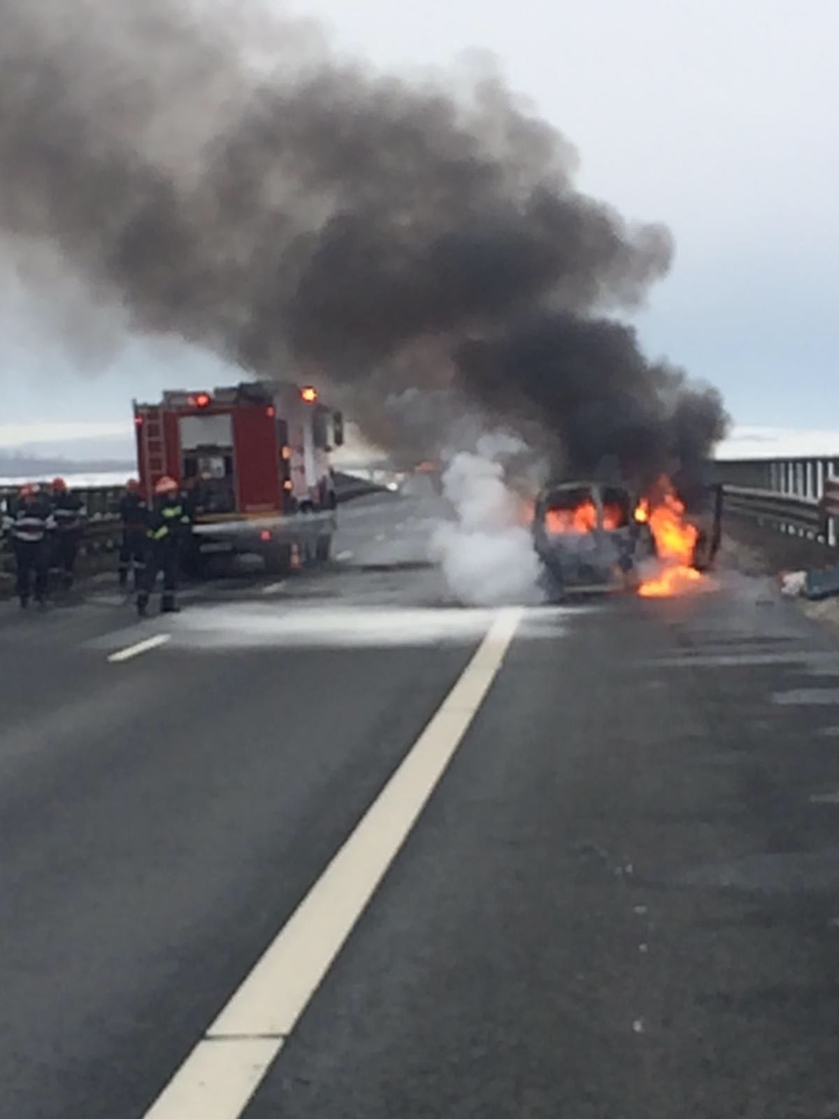 FOTO-VIDEO: Incendiu pe autostradă, o mașină a luat foc în mers