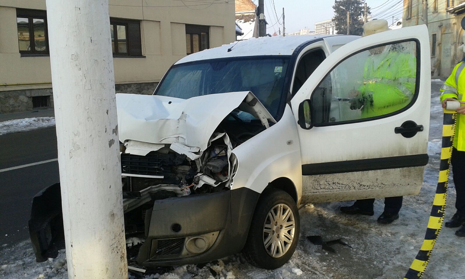FOTO: Un șofer băut s-a izbit cu mașina într-un stâlp