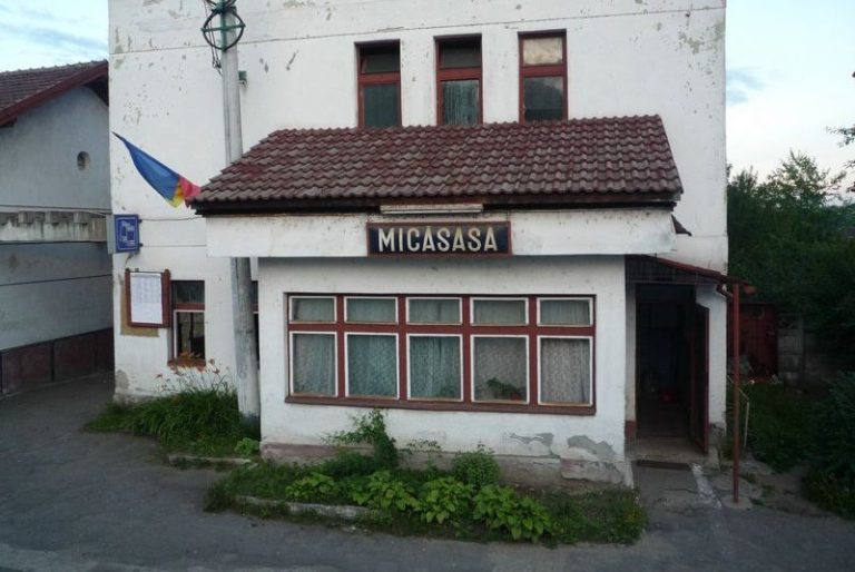 Locuitorii din Micăsasa, ocol de câțiva kilometri din cauza desființării unor treceri de cale ferată