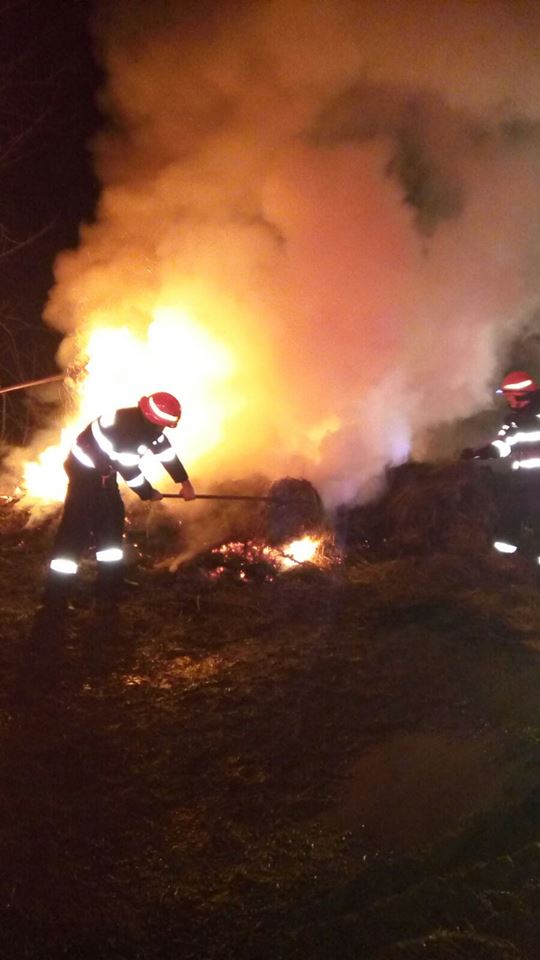 FOTO – Au dat foc unor baloți de fân